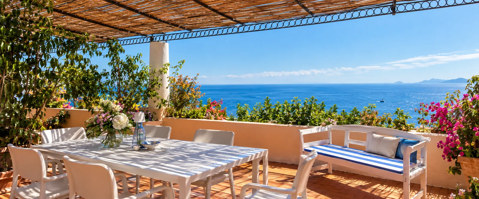 Tavola apparecchiata sulla terrazza vista mare