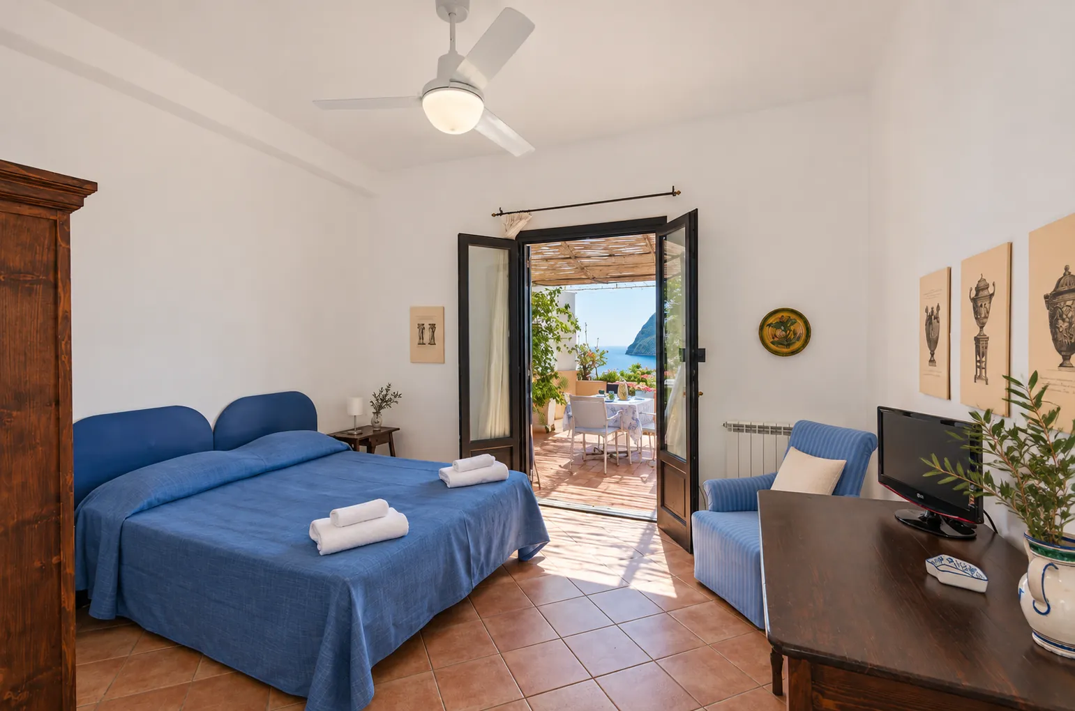 La camera matrimoniale blu con la portafinestra aperta sulla terrazza
