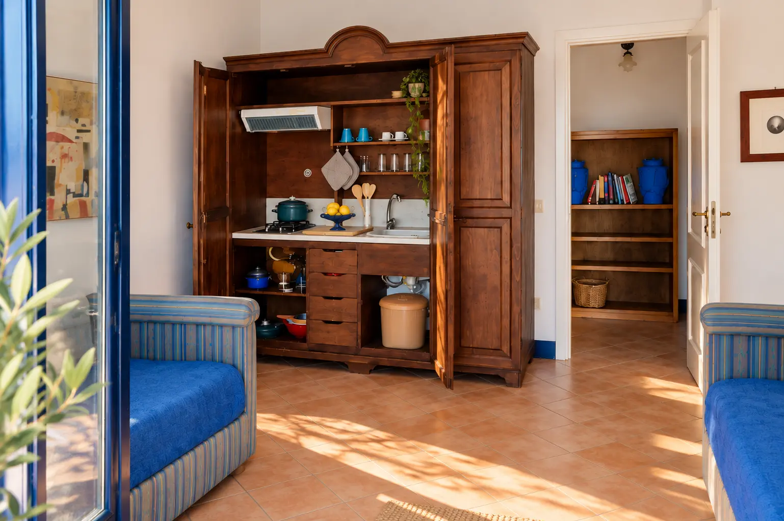 La cucina in legno del soggiorno, aperta verso il salotto