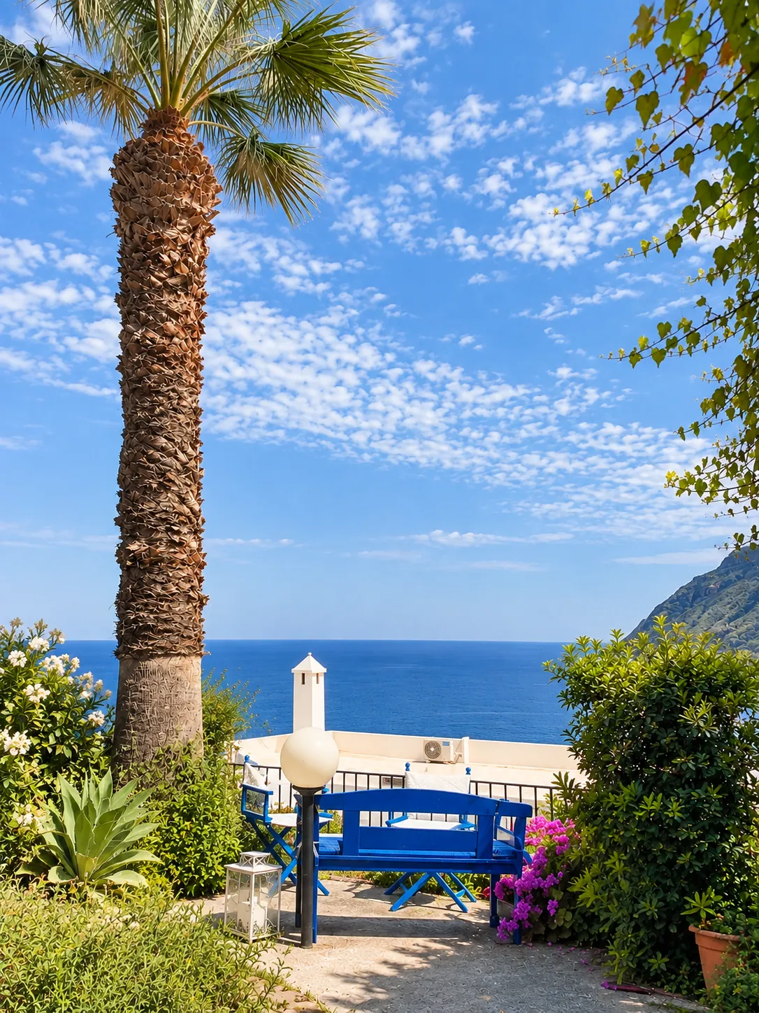 La palma e la panca blu affacciate sul mare