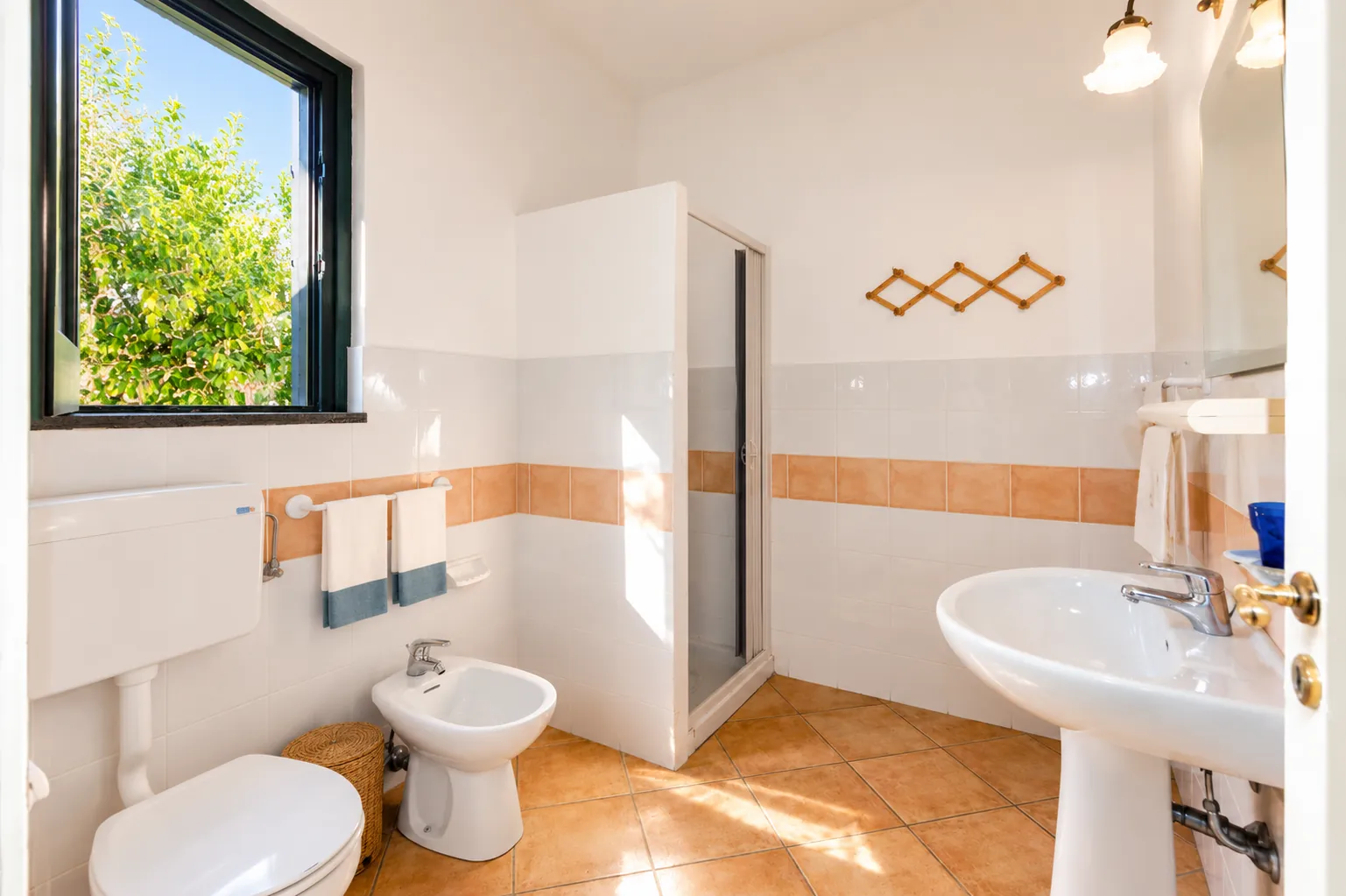 Il secondo bagno con la finestra aperta sul verde