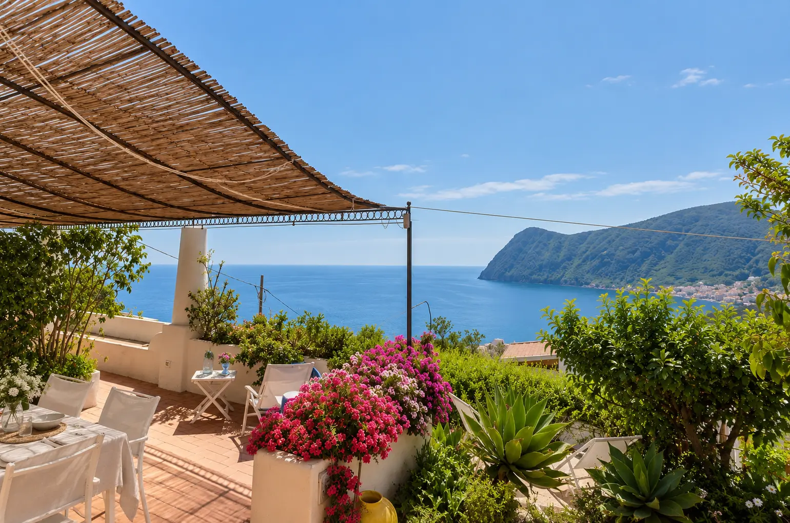 La terrazza fiorita con il pergolato e la vista sul mare