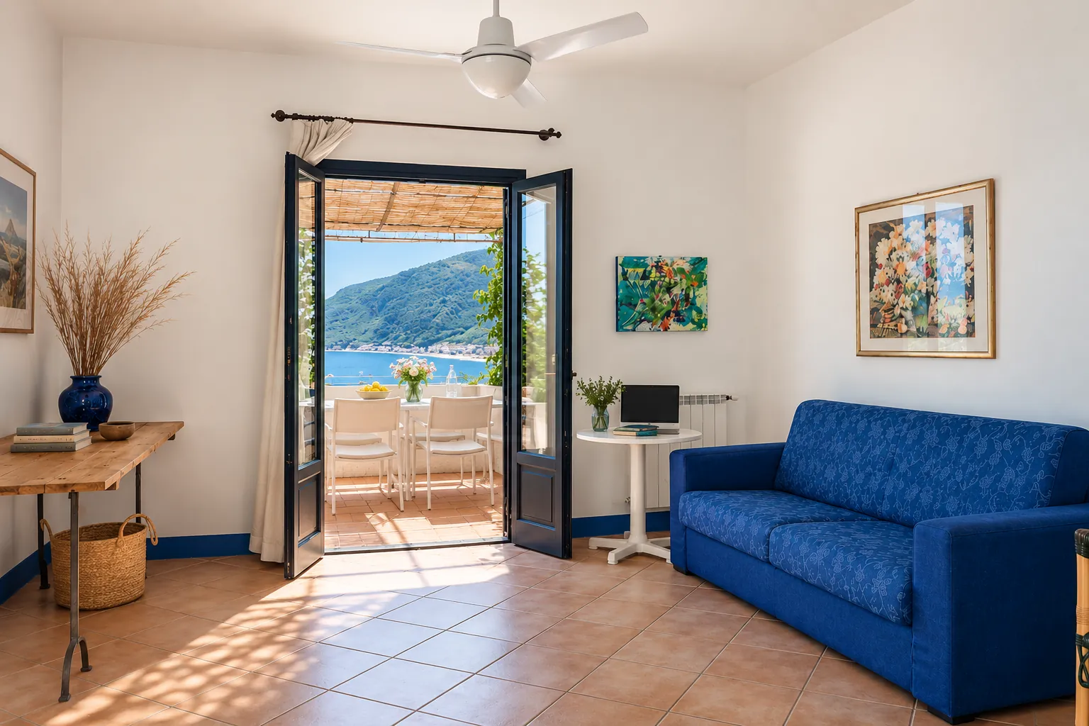 Il soggiorno con divano blu e la porta aperta sulla terrazza