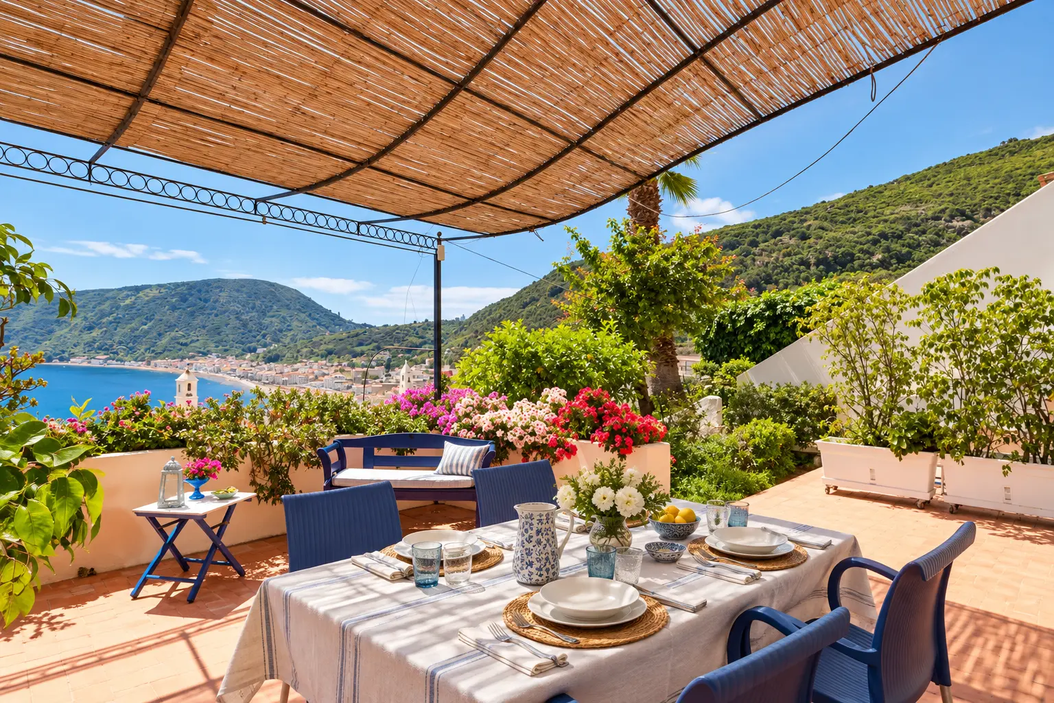 La cena in terrazza sotto l'incannucciato, con Canneto sullo sfondo