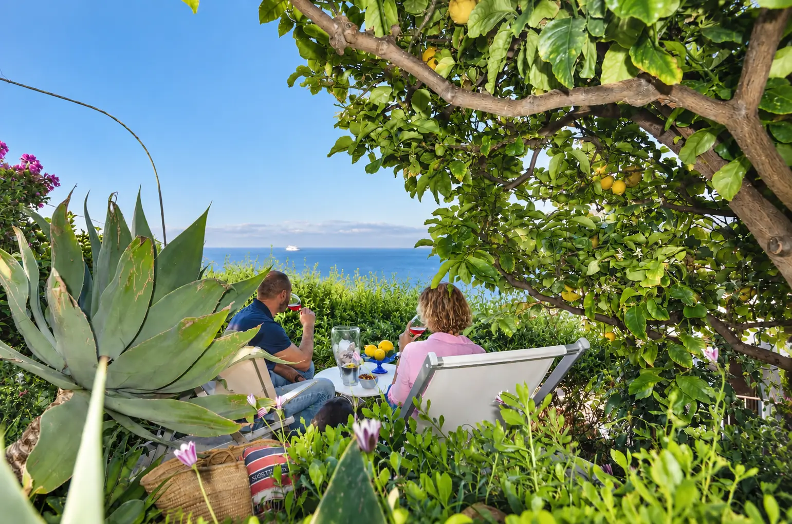 Un aperitivo all’ombra del limone con il mare davanti