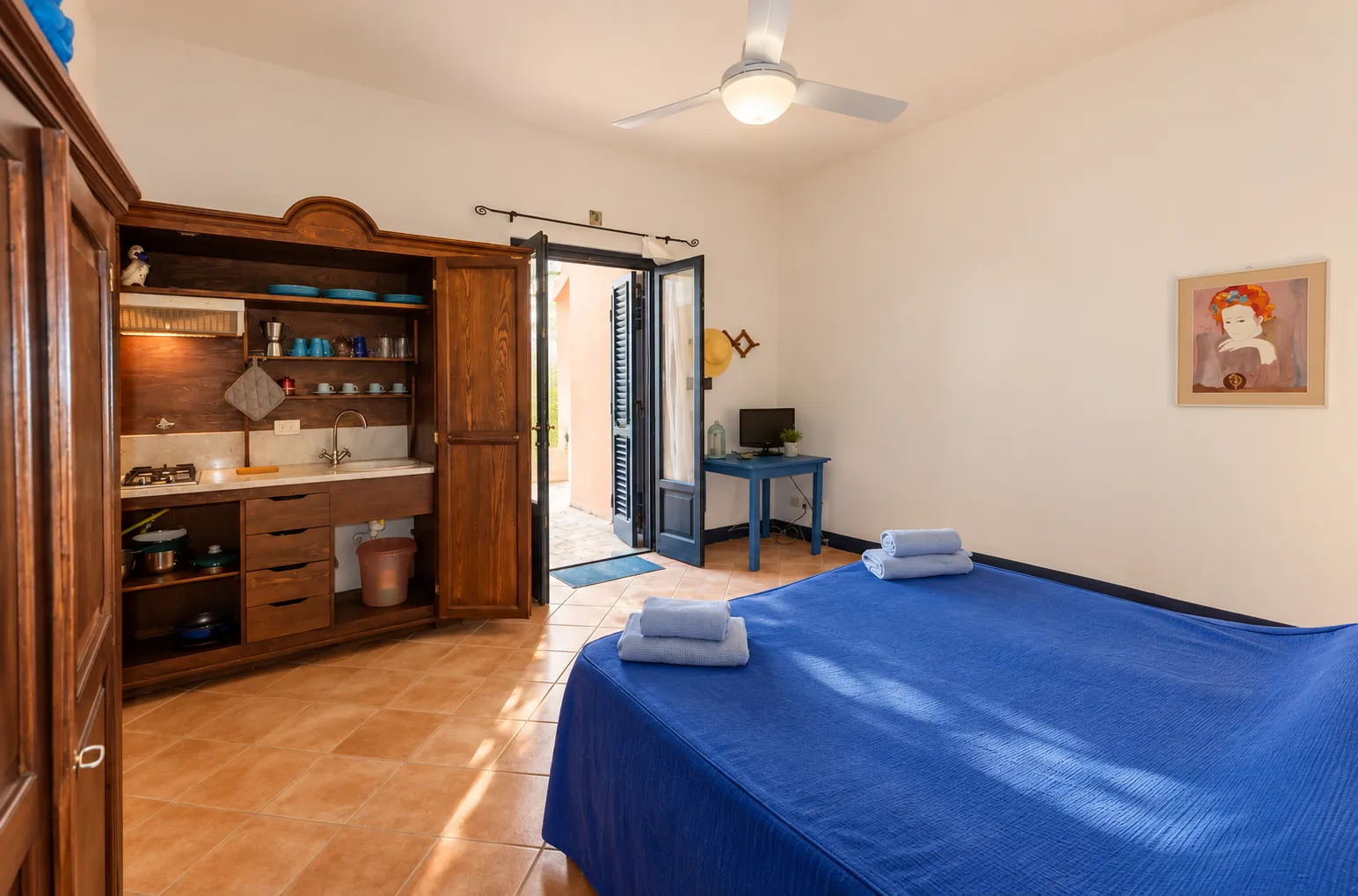 La cucina a scomparsa accanto al letto matrimoniale