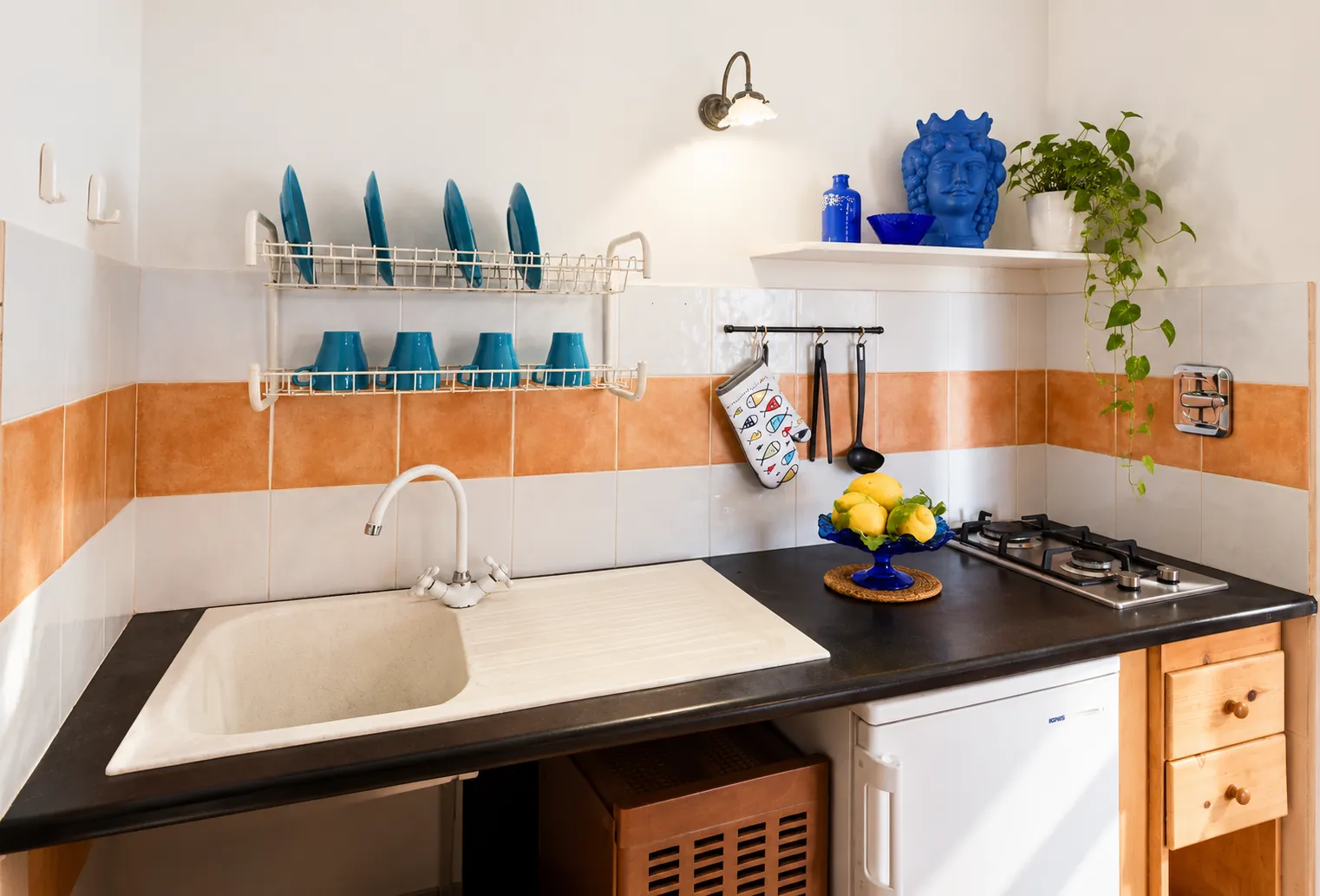 La cucina con limoni, maioliche e dettagli blu