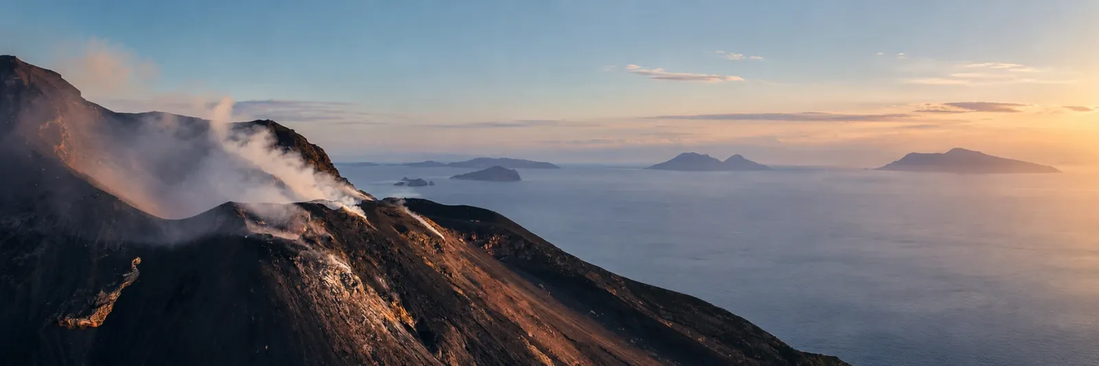 Il vulcano e le Isole Eolie al tramonto