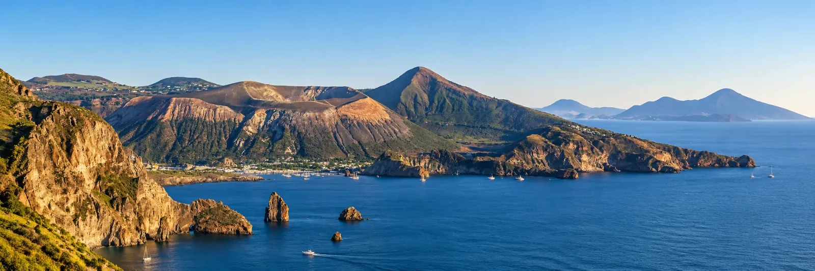 La costa vulcanica delle Eolie al tramonto, vista dal mare