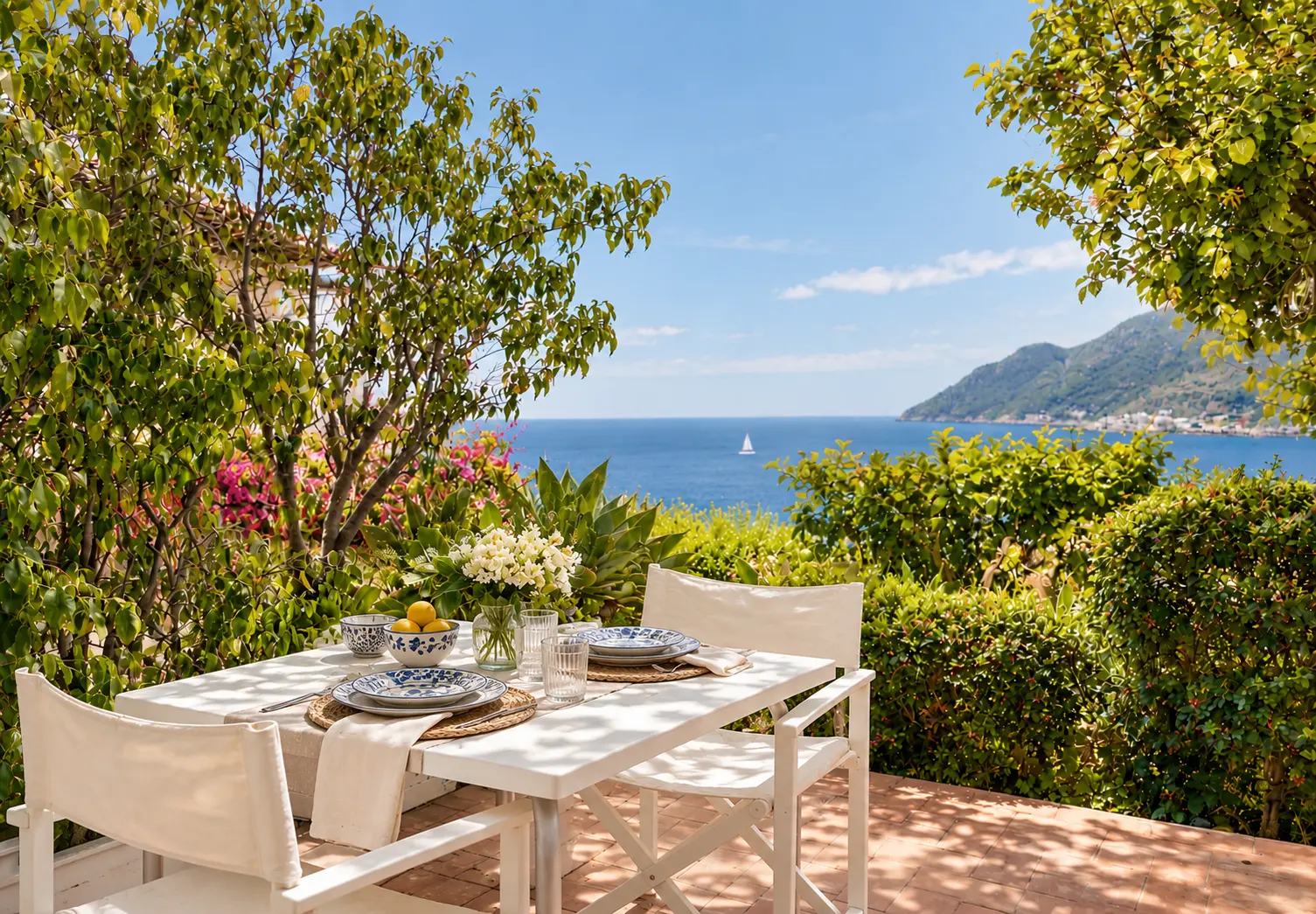 La tavola apparecchiata nel giardino con vista sul mare