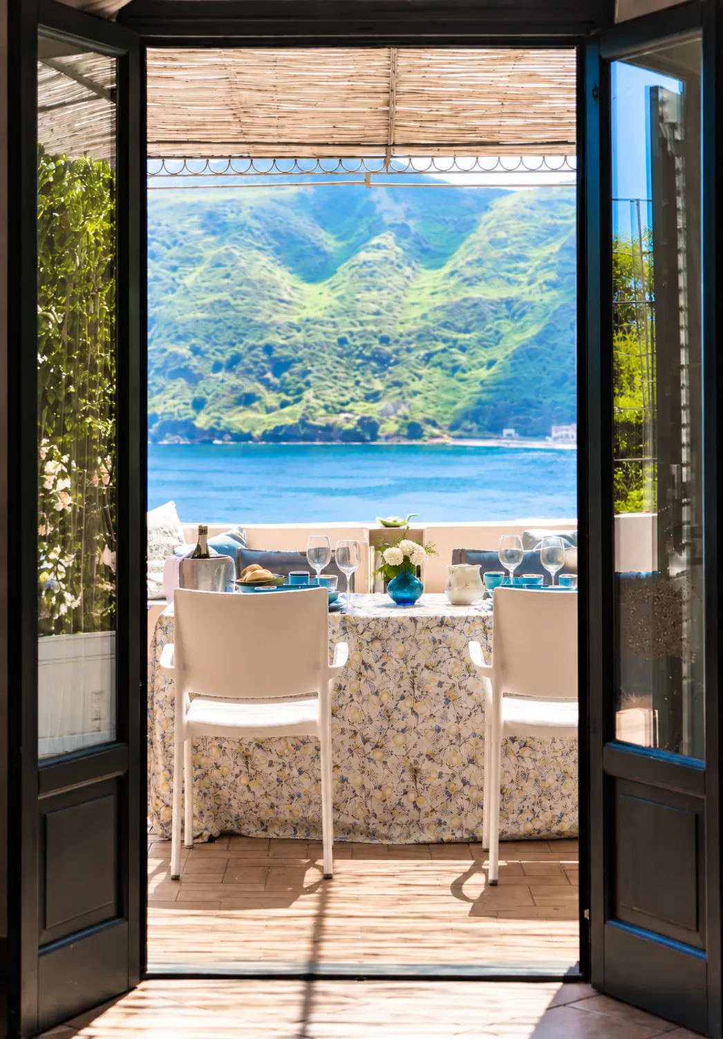 Dalla portafinestra, la terrazza e la baia di Canneto