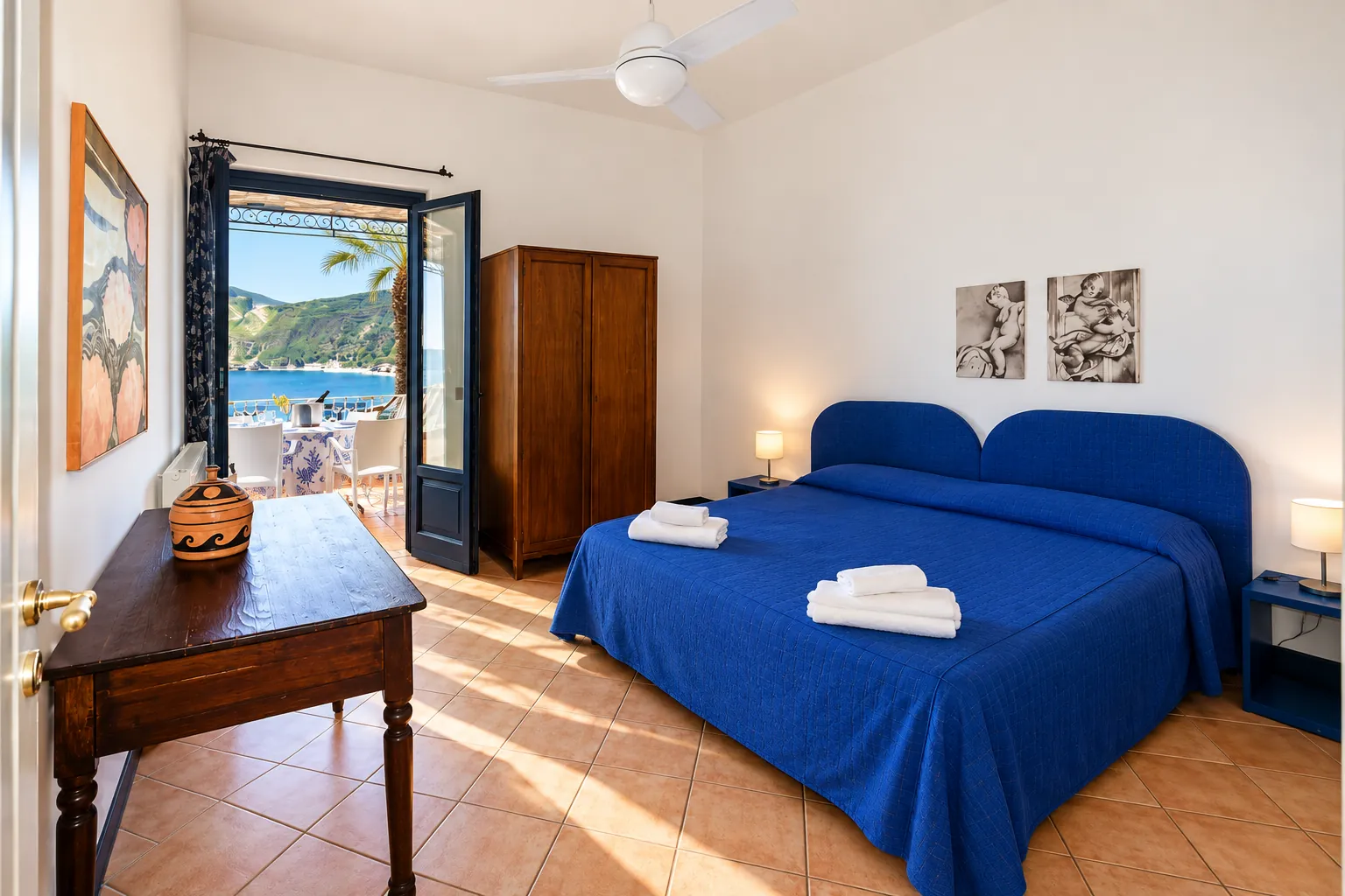 La camera matrimoniale blu con la portafinestra sulla terrazza