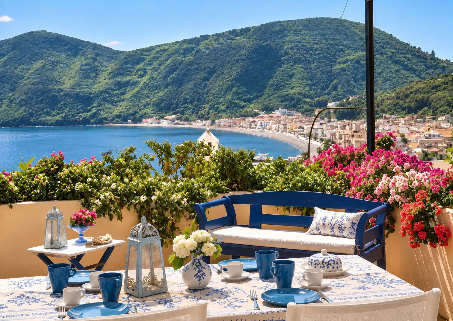 La colazione in terrazza con la panca blu e la baia