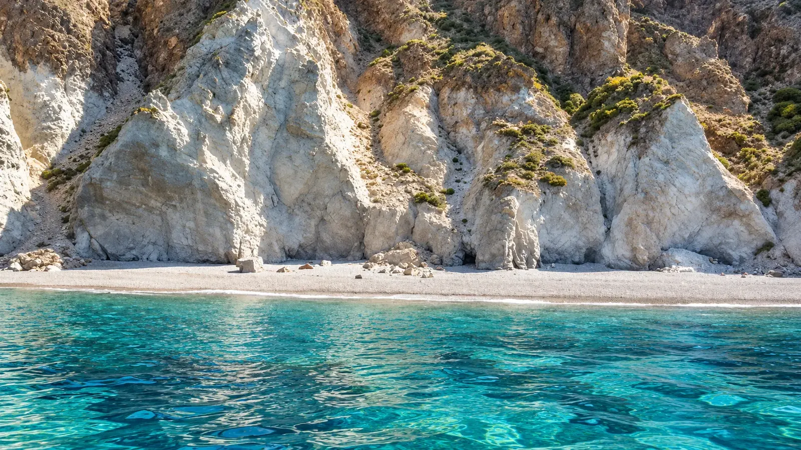 Cala mediterranea tra scogliere e acque turchesi