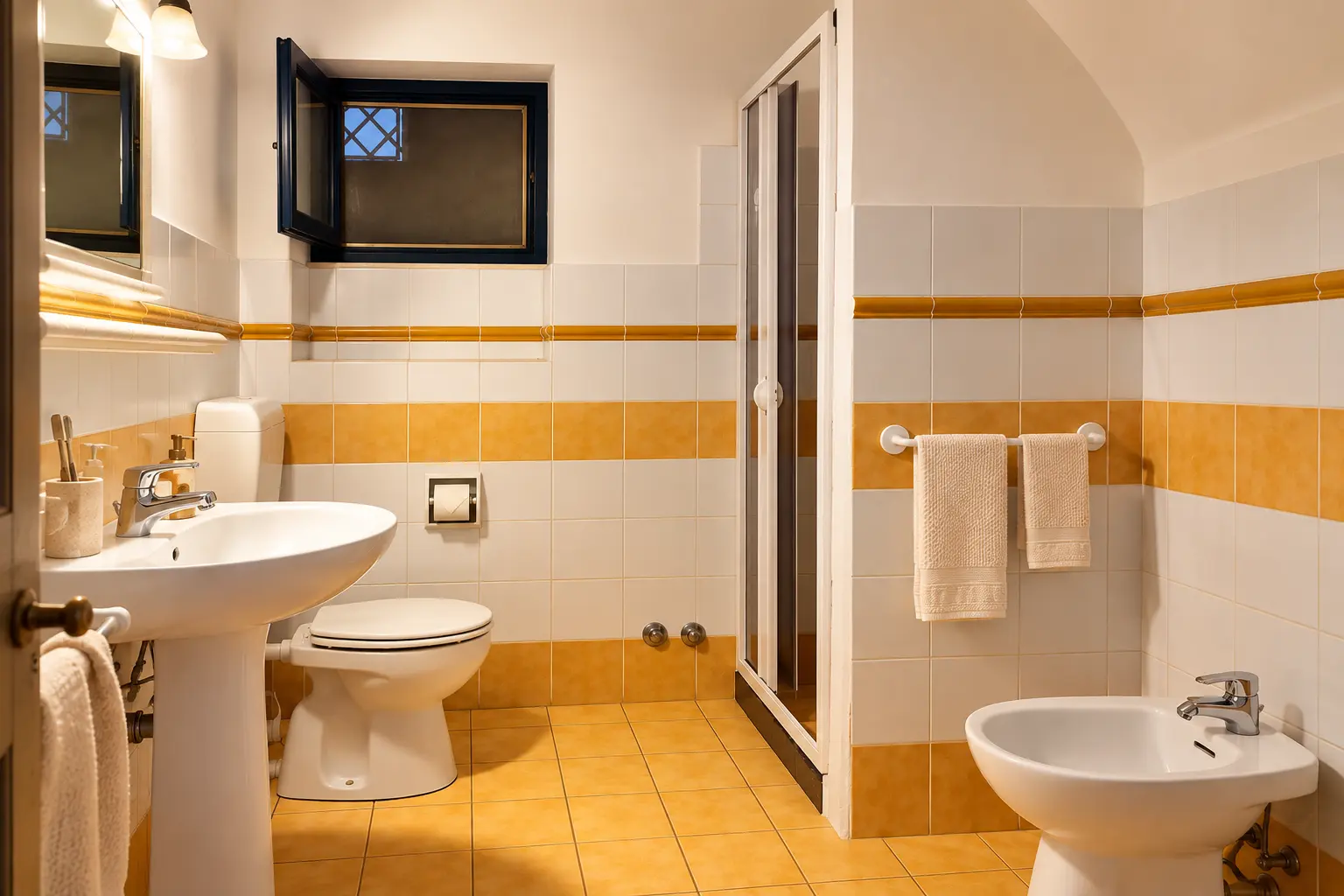 Il bagno con pioggia a pavimento e maioliche color miele