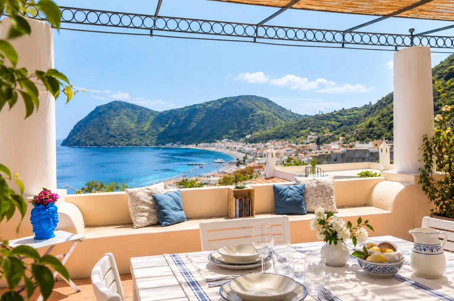 La tavola apparecchiata in terrazza con vista sulla baia
