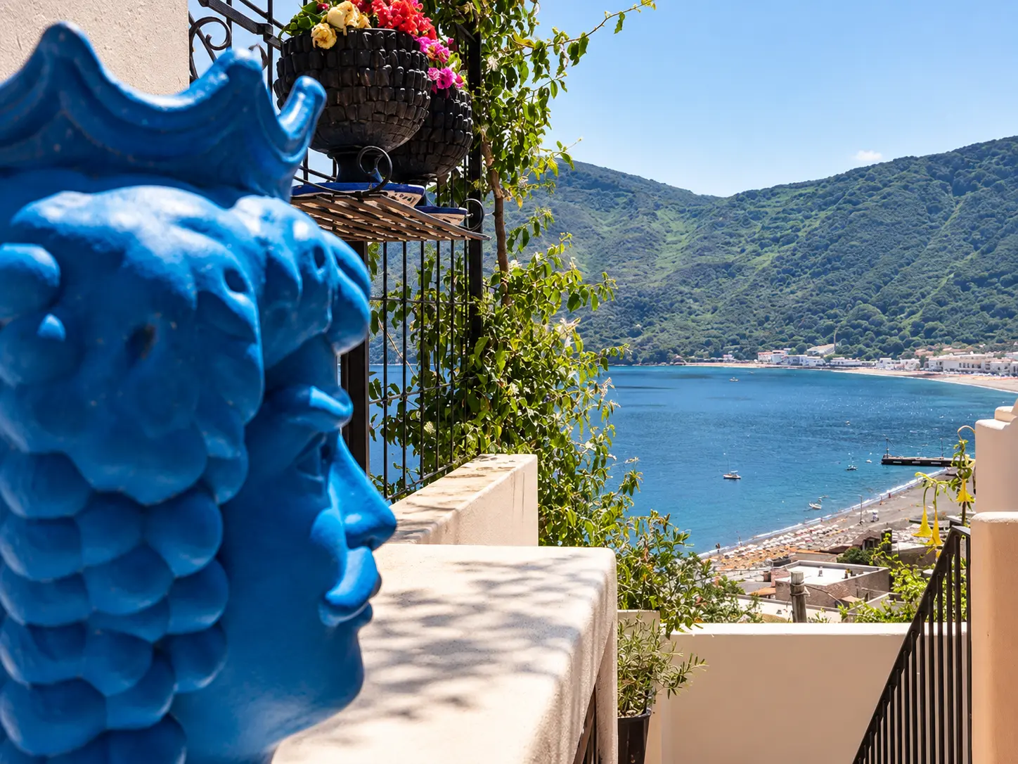 La testa di Moro blu con la baia sullo sfondo